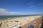 RUIM appartement met uitzonderlijk BREED FRONTAAL ZEEZICHT. Gelegen op de 7de verdieping, vlakbij bij de hoofdwinkelstraat biedt dit appartement u: Een ruime woonkamer met panoramisch zeezicht (gevelbreedte van ruim 5,70 m!) en balkon, volledig ingerichte en open keuken, ruime inkomhall met vestiaire , afzonderlijk toilet, badkamer met douche, 3 slaapkamers waarvan 1 met zuidgericht terras, ... Verder beschikt dit appartement nog over 2 private bergingen, één in de kelderverdieping en één op de gelijkvloerse verdieping.
Een uniek zeedijk-aanbod dankzij de oppervlakte en de uitzonderlijke gevelbreedte! (18/056)